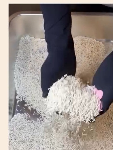 A handful of clean litter